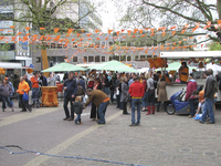 871983 Gezicht op het 'Oranjeplein' op het Jacobskerkhof in Wijk C te Utrecht, tijdens de viering van Koninginnedag.